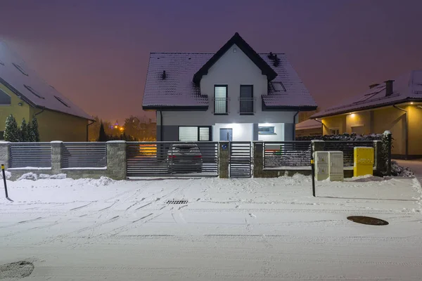 Nya Hus Med Gärdsgården Snöig Natt — Stockfoto