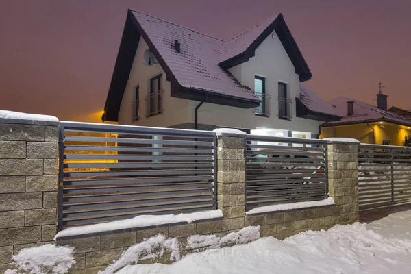新しい家で雪夜石フェンス — ストック写真