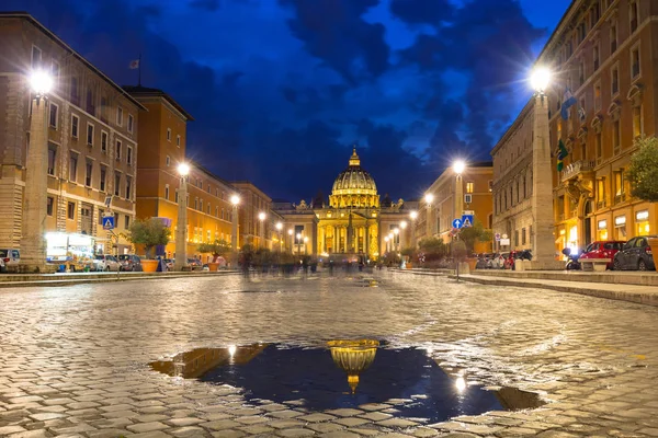 黄昏时分 通往罗马圣彼得广场和大教堂的道路 — 图库照片