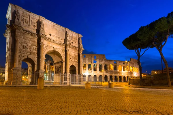 Vítězný Oblouk Konstantina Koloseum Noci Osvětlené Řím Itálie — Stock fotografie