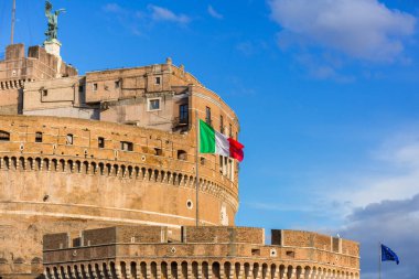 Roma 'daki Aziz Melek Kalesi' nde İtalyan bayrağı.