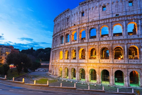 Colosseum Belysta Gryningen Rom Italien — Stockfoto