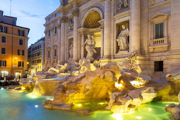 イタリア 夕暮れ時のローマのトレビの泉の美しい建築 — ストック写真