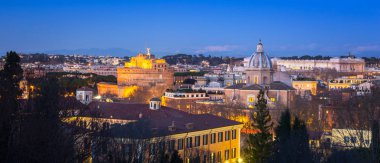 Roma 'nın Panorama' sı alacakaranlıkta güzel mimari ile, İtalya