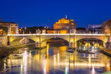 Roma 'daki Tiber Nehri' nin üzerindeki Aziz Melek Şatosu.