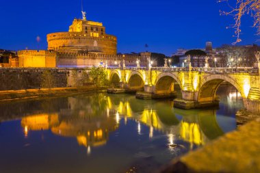 Roma 'daki Tiber Nehri' nin üzerindeki Aziz Melek Şatosu.