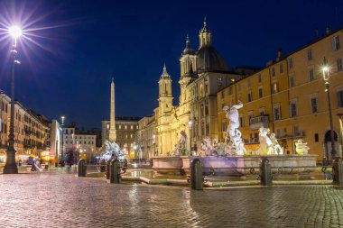 Piazza Navona 'nın mimarisi Roma' da geceleyin, İtalya
