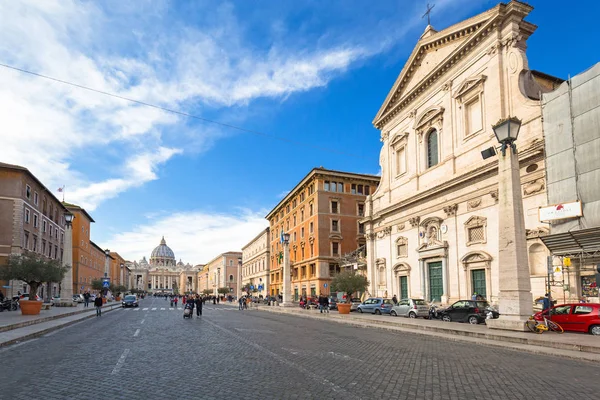 意大利罗马 2019年1月10日 人们在街上去梵蒂冈的圣彼得广场和大教堂 — 图库照片