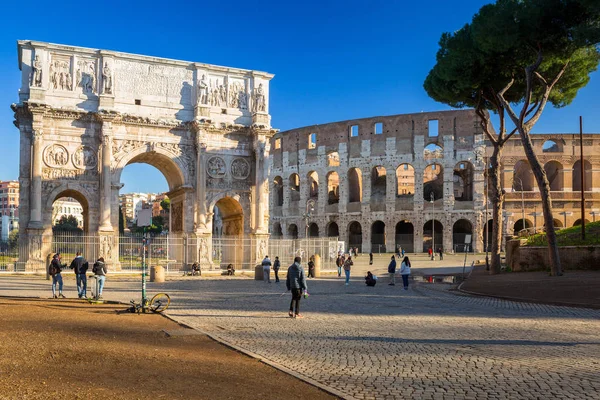 Roma Italia Enero 2019 Gente Arco Constantino Coliseo Roma Amanecer — Foto de Stock