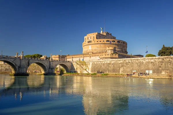 Roma, İtalya 'daki Tiber nehri üzerindeki Saint Angel Kalesi' ne giden köprü.