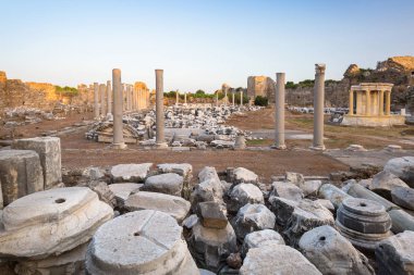 Side antik tiyatronun gün batımında, Türkiye'nin kalıntıları