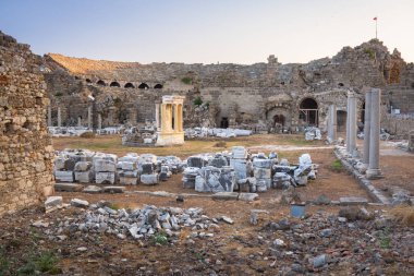 Side antik tiyatronun gün batımında, Türkiye'nin kalıntıları