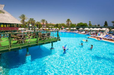 Side, Türkiye - 7 Haziran 2018: Güzel havuz alanı Tt Pegasos World resort Side, Türkiye yakın. Pegasos World Hotel 4 yıldızlı tesistir 9600 metrekare havuz alanları ile.