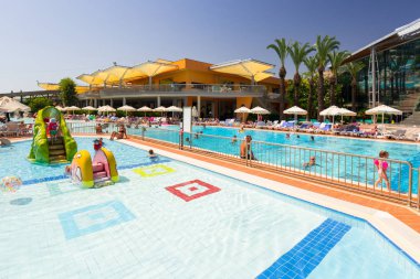 Side, Türkiye - 7 Haziran 2018: Güzel havuz alanı Tt Pegasos World resort Side, Türkiye yakın. Pegasos World Hotel 4 yıldızlı tesistir 9600 metrekare havuz alanları ile.