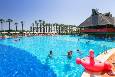 Side, Türkiye - 7 Haziran 2018: Güzel havuz alanı Tt Pegasos World resort Side, Türkiye yakın. Pegasos World Hotel 4 yıldızlı tesistir 9600 metrekare havuz alanları ile.