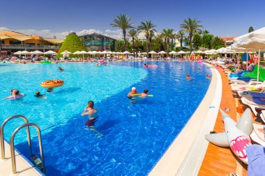 Side, Türkiye - 7 Haziran 2018: Güzel havuz alanı Tt Pegasos World resort Side, Türkiye yakın. Pegasos World Hotel 4 yıldızlı tesistir 9600 metrekare havuz alanları ile.
