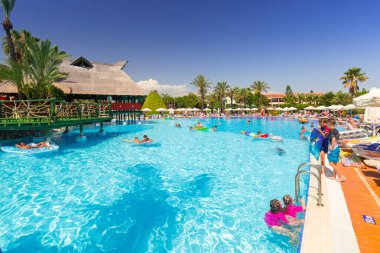 Side, Türkiye - 8 Haziran 2018: Güzel havuz alanı Tt Pegasos World resort Side, Türkiye yakın. Pegasos World Hotel 4 yıldızlı tesistir 9600 metrekare havuz alanları ile.