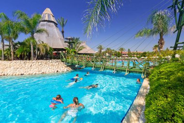 Side, Türkiye - 8 Haziran 2018: Güzel havuz alanı Tt Pegasos World resort Side, Türkiye yakın. Pegasos World Hotel 4 yıldızlı tesistir 9600 metrekare havuz alanları ile.