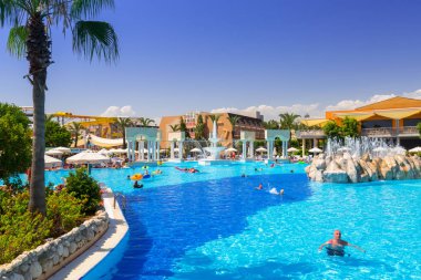 Side, Türkiye - 8 Haziran 2018: Güzel havuz alanı Tt Pegasos World resort Side, Türkiye yakın. Pegasos World Hotel 4 yıldızlı tesistir 9600 metrekare havuz alanları ile.