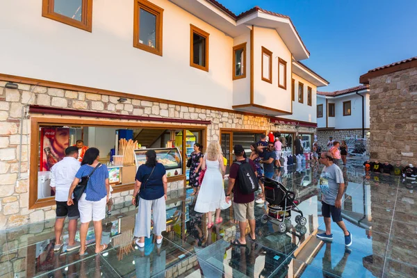 Side, Türkiye - 8 Haziran 2018: Kişiye yan kentindeki Türkiye alışveriş alanda. Yan Türkiye Güney Akdeniz sahil üzerinde Antik Yunan kentidir.