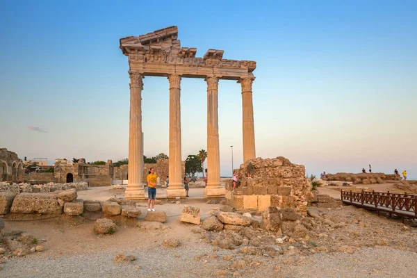 Side Turkije Juni 2018 Mensen Tempel Van Apollo Kant Bij — Stockfoto