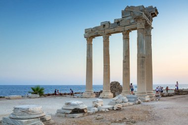 Side, Türkiye - 8 Haziran 2018: Yan alacakaranlıkta, Türkiye'de Apollon Tapınağı, insanlar. Yan Türkiye Güney Akdeniz sahil üzerinde Antik Yunan kentidir.