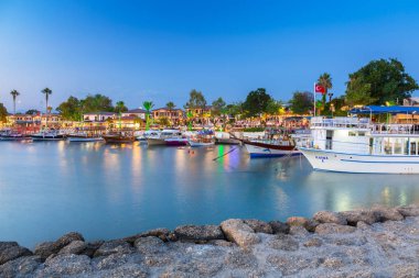 Side, Türkiye - 8 Haziran 2018: Gece, Türkiye tarafında tekneler ile liman. Yan Türkiye Güney Akdeniz sahil üzerinde Antik Yunan kentidir.