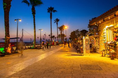 Side, Türkiye - 8 Haziran 2018: Gece, Türkiye'de yan kasabada mesire insanlar. Yan Türkiye Güney Akdeniz sahil üzerinde Antik Yunan kentidir.