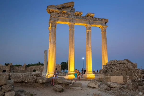 Side Turkiet Juni 2018 Människor Apollons Tempel Side Skymningen Turkiet — Stockfoto