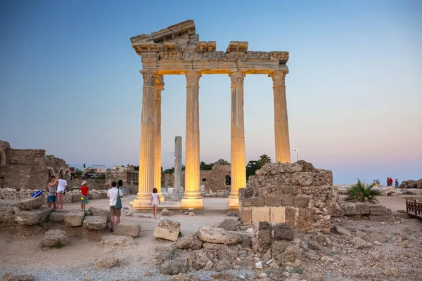 Side Turquía Junio 2018 Gente Templo Apolo Side Anochecer Turquía — Foto de Stock