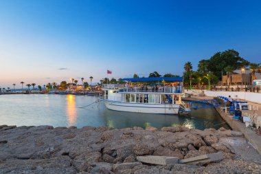 Liman tarafında tekneler gece, Türkiye ile