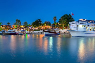 Liman tarafında tekneler gece, Türkiye ile