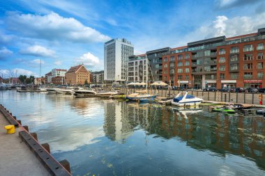 Gdansk, Polonya - 1 Eylül 2018: Mimarlık tarihi kentin Motlawa River, Polonya Gdansk. Gdansk tarihi Lehçe Pomerania ortaçağ eski şehir mimarisi ile başkentidir.