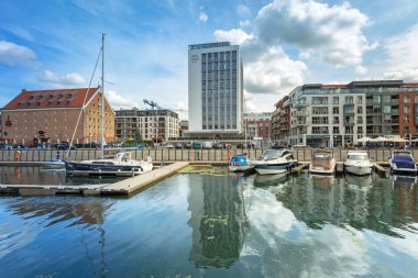 Gdansk, Polonya - 1 Eylül 2018: Mimarlık tarihi kentin Motlawa River, Polonya Gdansk. Gdansk tarihi Lehçe Pomerania ortaçağ eski şehir mimarisi ile başkentidir.