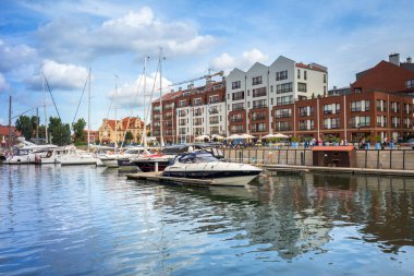 Gdansk, Polonya - 1 Eylül 2018: Mimarlık tarihi kentin Motlawa River, Polonya Gdansk. Gdansk tarihi Lehçe Pomerania ortaçağ eski şehir mimarisi ile başkentidir.