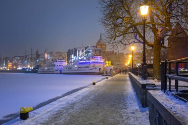Gdansk, Polonya - 27 Ocak 2019: Kış Motlawa River, Polonya Gdansk eski şehir. Gdansk tarihi Lehçe Pomerania ortaçağ eski şehir mimarisi ile başkentidir.