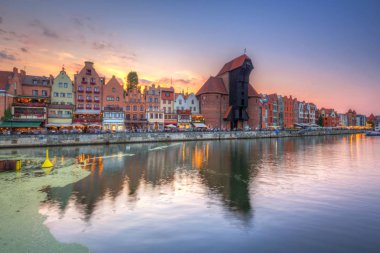Gdansk eski şehir Motlawa nehirde gün batımında, Polonya yansıtıyordu.