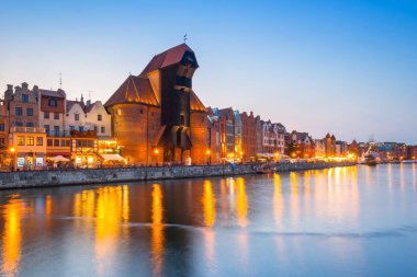 Gdansk eski şehir Motlawa nehirde gece karanlığında, Polonya yansıtıyordu.