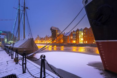 Eski kasaba Gdansk karlı kış, Polonya, Motlawa Nehri üzerinde