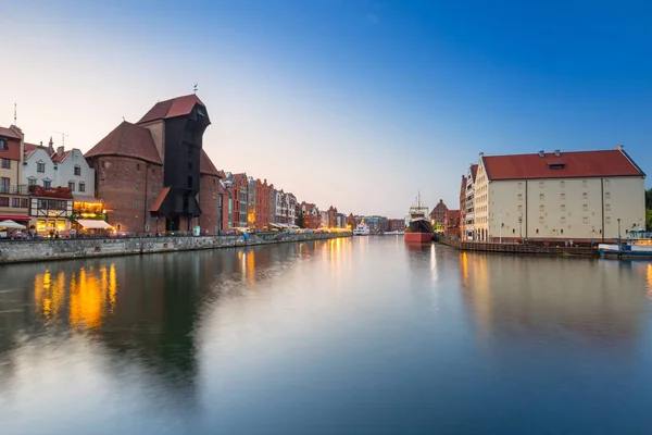 Ciudad Vieja Gdansk Reflejada Río Motlawa Atardecer Polonia — Foto de Stock