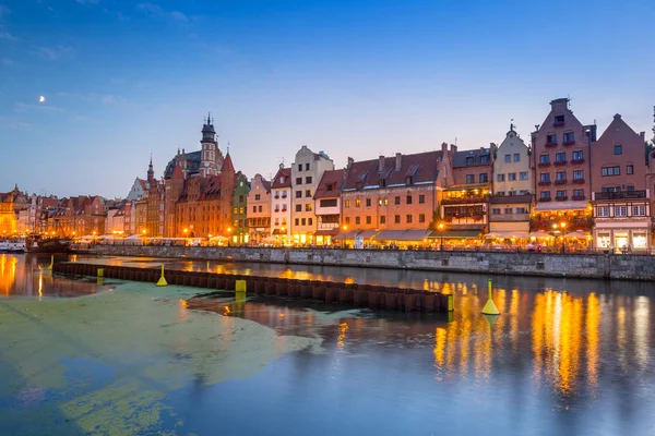 Cidade Velha Gdansk Refletida Rio Motlawa Entardecer Polônia — Fotografia de Stock