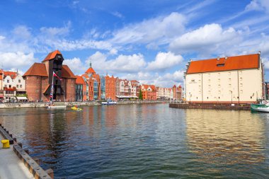 Gdansk, Polonya - 1 Eylül 2018: Mimarlık tarihi kentin Motlawa River, Polonya Gdansk. Gdansk tarihi Lehçe Pomerania ortaçağ eski şehir mimarisi ile başkentidir.