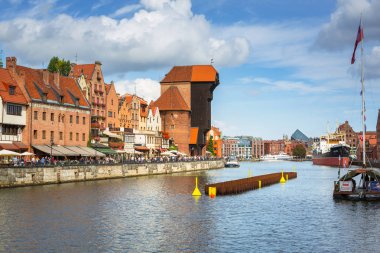 Gdansk, Polonya - 1 Eylül 2018: Mimarlık tarihi kentin Motlawa River, Polonya Gdansk. Gdansk tarihi Lehçe Pomerania ortaçağ eski şehir mimarisi ile başkentidir.