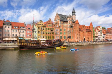 Gdansk, Polonya - 1 Eylül 2018: Mimarlık tarihi kentin Motlawa River, Polonya Gdansk. Gdansk tarihi Lehçe Pomerania ortaçağ eski şehir mimarisi ile başkentidir.