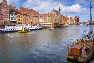 Gdansk, Polonya - 1 Eylül 2018: Mimarlık tarihi kentin Motlawa River, Polonya Gdansk. Gdansk tarihi Lehçe Pomerania ortaçağ eski şehir mimarisi ile başkentidir.