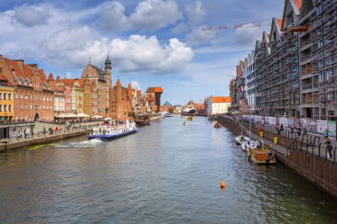 Gdansk, Polonya - 1 Eylül 2018: Mimarlık tarihi kentin Motlawa River, Polonya Gdansk. Gdansk tarihi Lehçe Pomerania ortaçağ eski şehir mimarisi ile başkentidir.