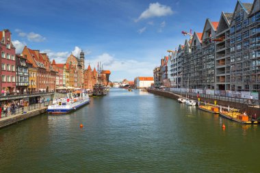Gdansk, Polonya - 1 Eylül 2018: Mimarlık tarihi kentin Motlawa River, Polonya Gdansk. Gdansk tarihi Lehçe Pomerania ortaçağ eski şehir mimarisi ile başkentidir.