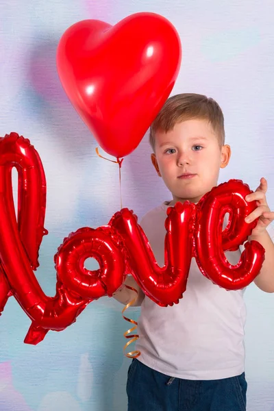 Kis Fiú Tipegő Piros Szív Balloonand Szerelem Jele Valentin Nap — Stock Fotó
