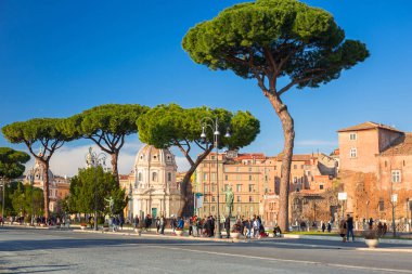 Rome, İtalya - 9 Ocak 2019: İnsanlar Trajan piyasada Roma güneşli gün, İtalya