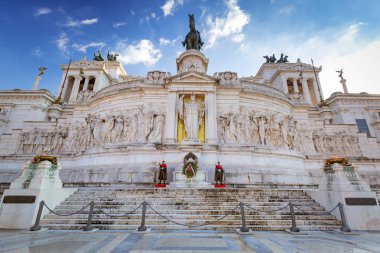 Rome, İtalya - 9 Ocak 2019: Ulusal anıt güneşli bir gün, İtalya, Roma, askerler
